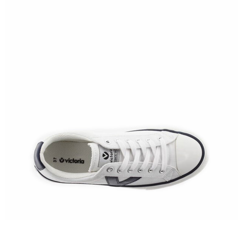 White low-top sneakers with lace-up, navy heel trim and branding on tongue