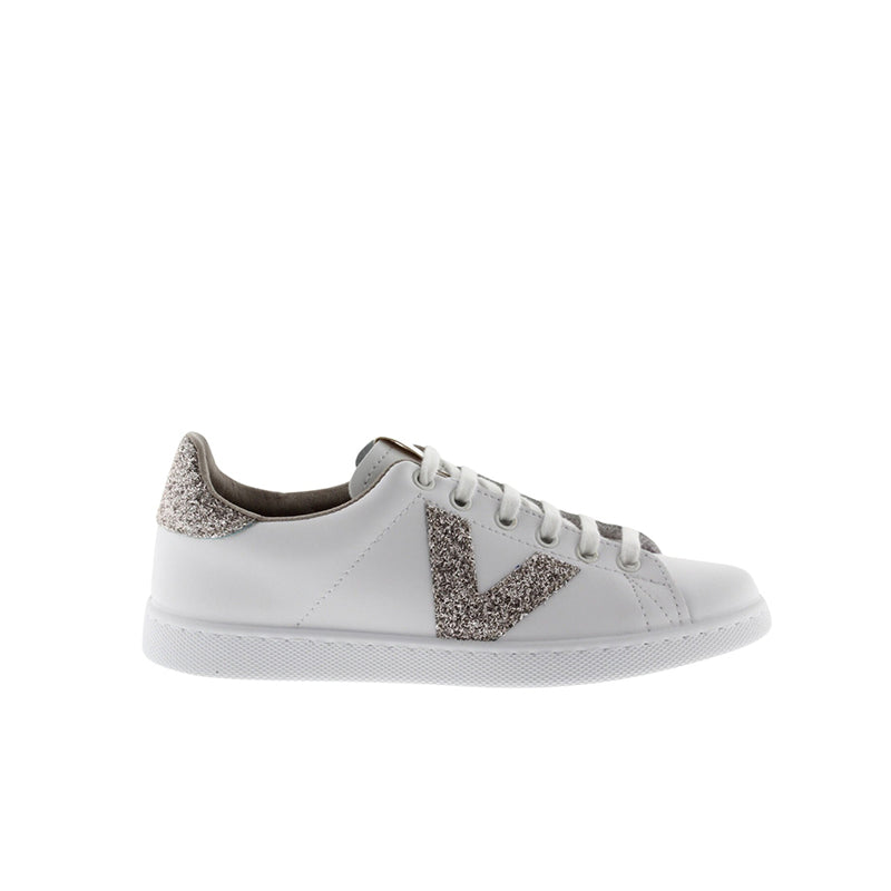 White low-top sneakers with glitter gold V side patch and textured heel