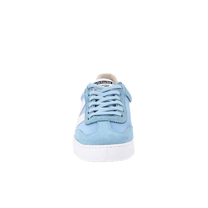 Light blue low-top sneakers with lace-up closure and cushioned beige collar
