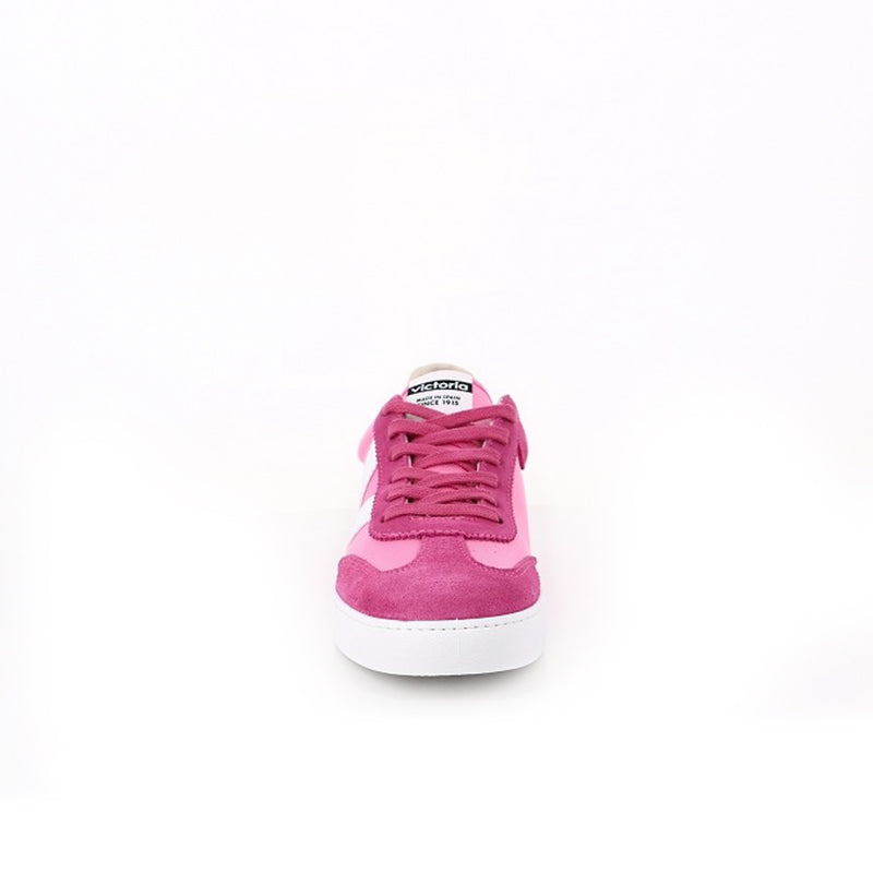 Fuchsia low-top sneakers with lace-up closure and beige heel collar