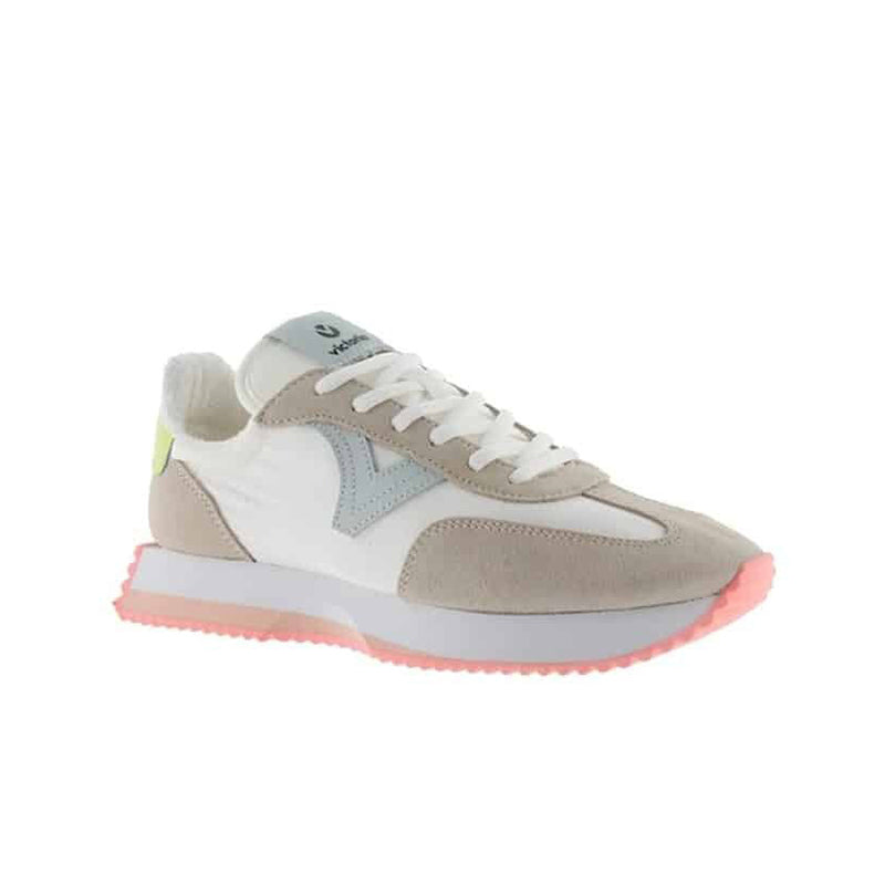 Beige low-top women's sneakers with white laces and pink rubber sole