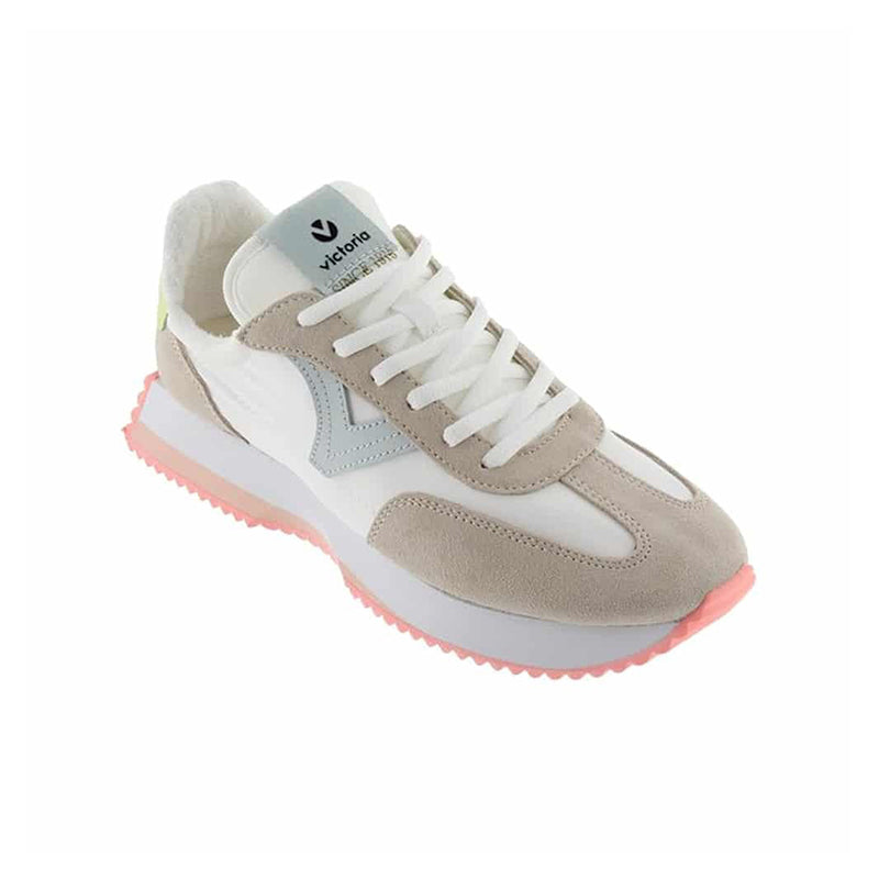 Beige low-top sneakers with white laces and Victoria logo on tongue