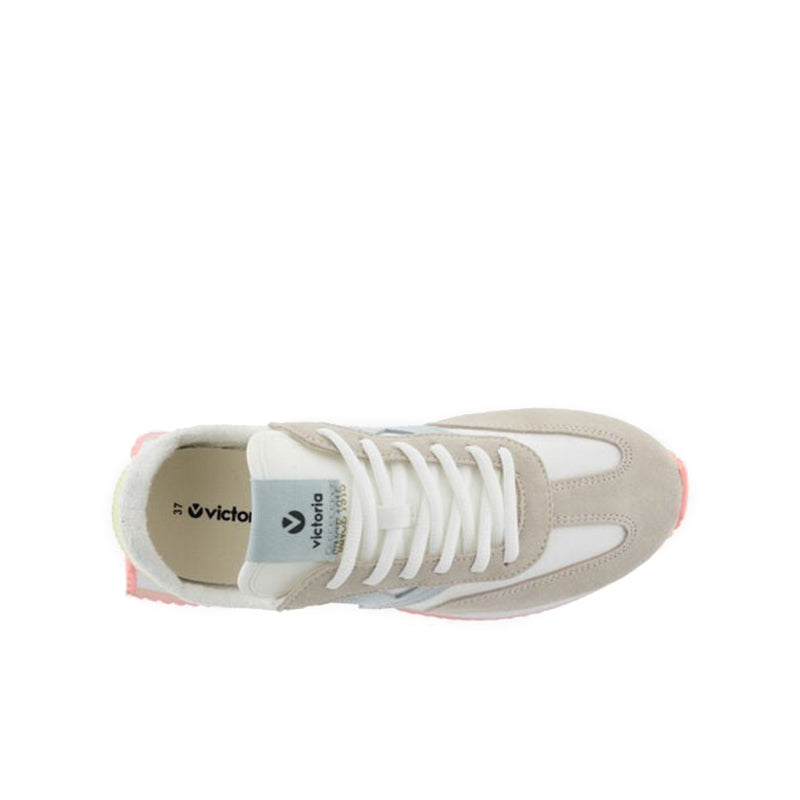Beige low-top sneakers with white laces and cushioned collar lining