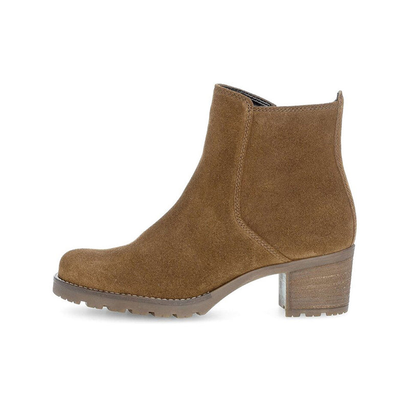 Brown suede Chelsea boots with elastic side and chunky block heel