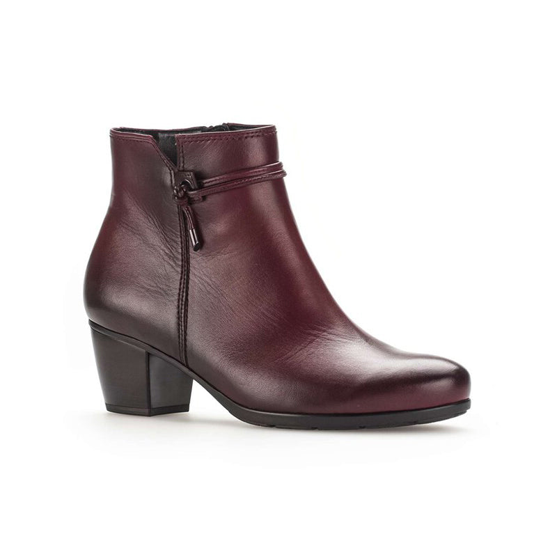 Women¡¯s leather heeled ankle boots in burgundy with side zip and buckle strap detail