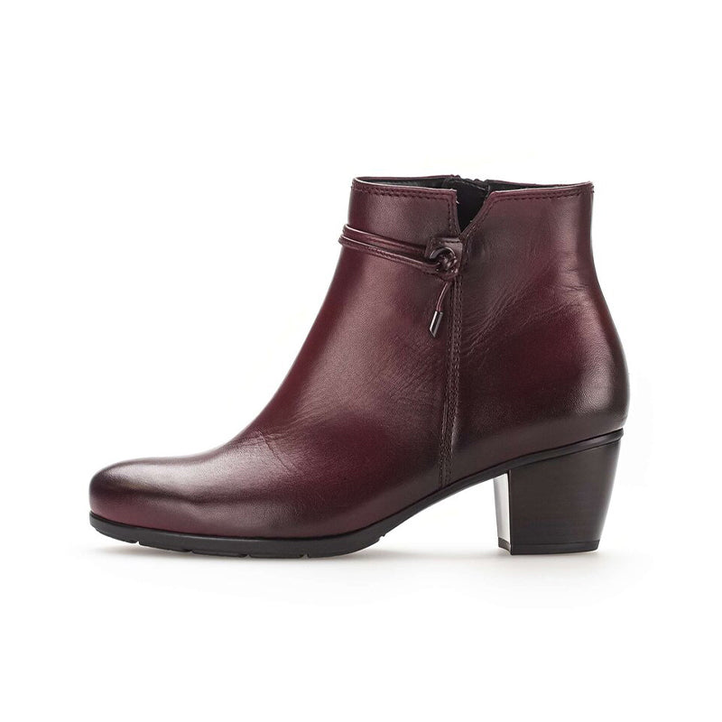 Women¡¯s leather heeled ankle boots in burgundy with side zip and stacked block heel