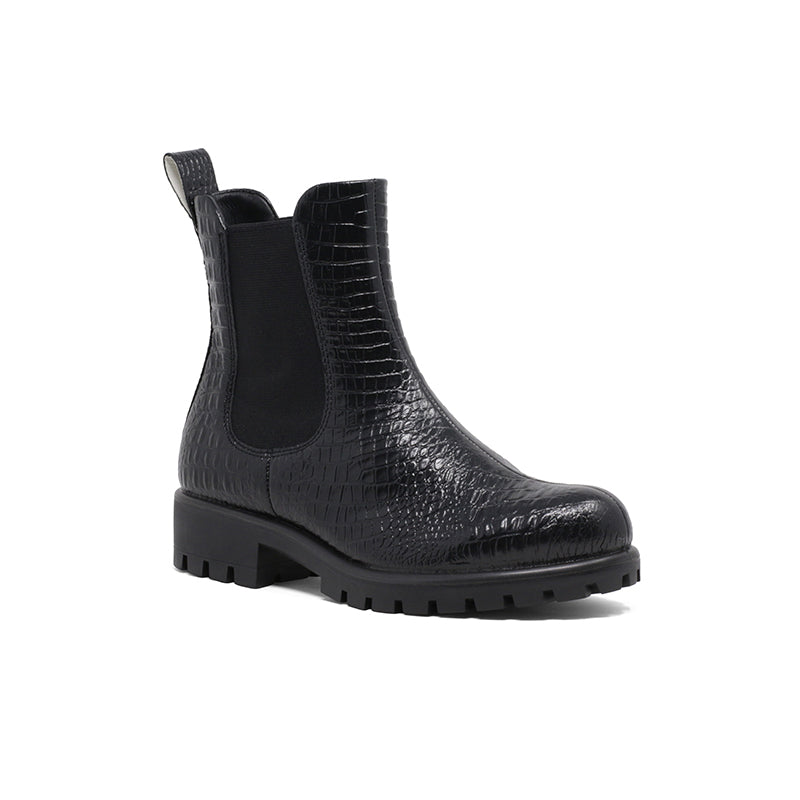 Black leather Chelsea boot with elastic gore and chunky tread sole