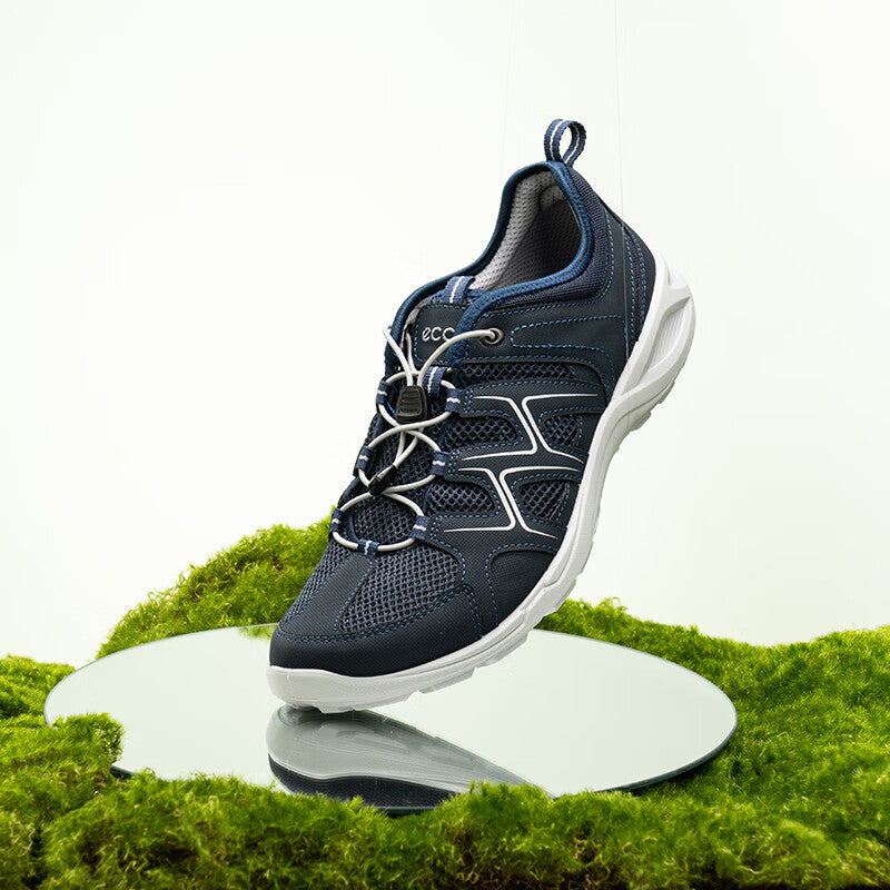 Men's dark blue trail sneakers with lace-up and molded tread sole