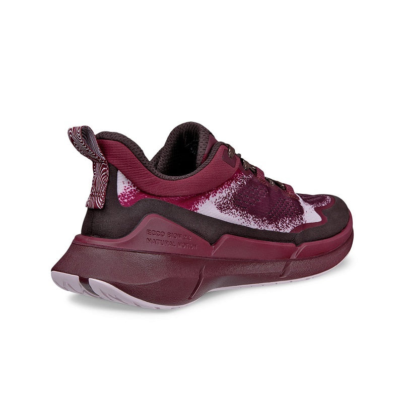 Women’s leather sneakers in dark red with lace-up closure, padded collar, and sole