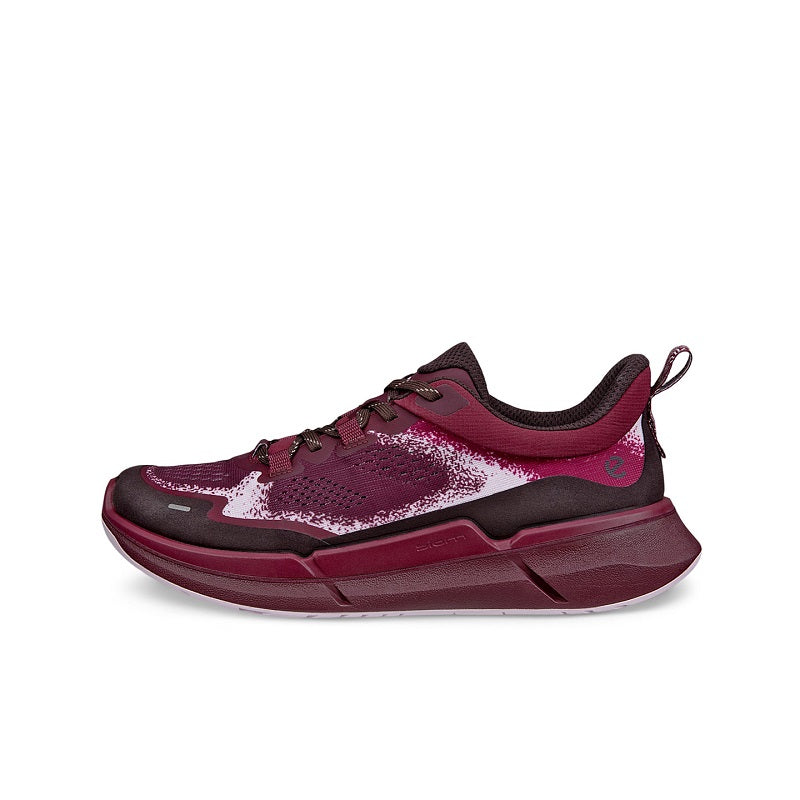 Women’s leather sneakers in burgundy with lace-up closure and textured outsole