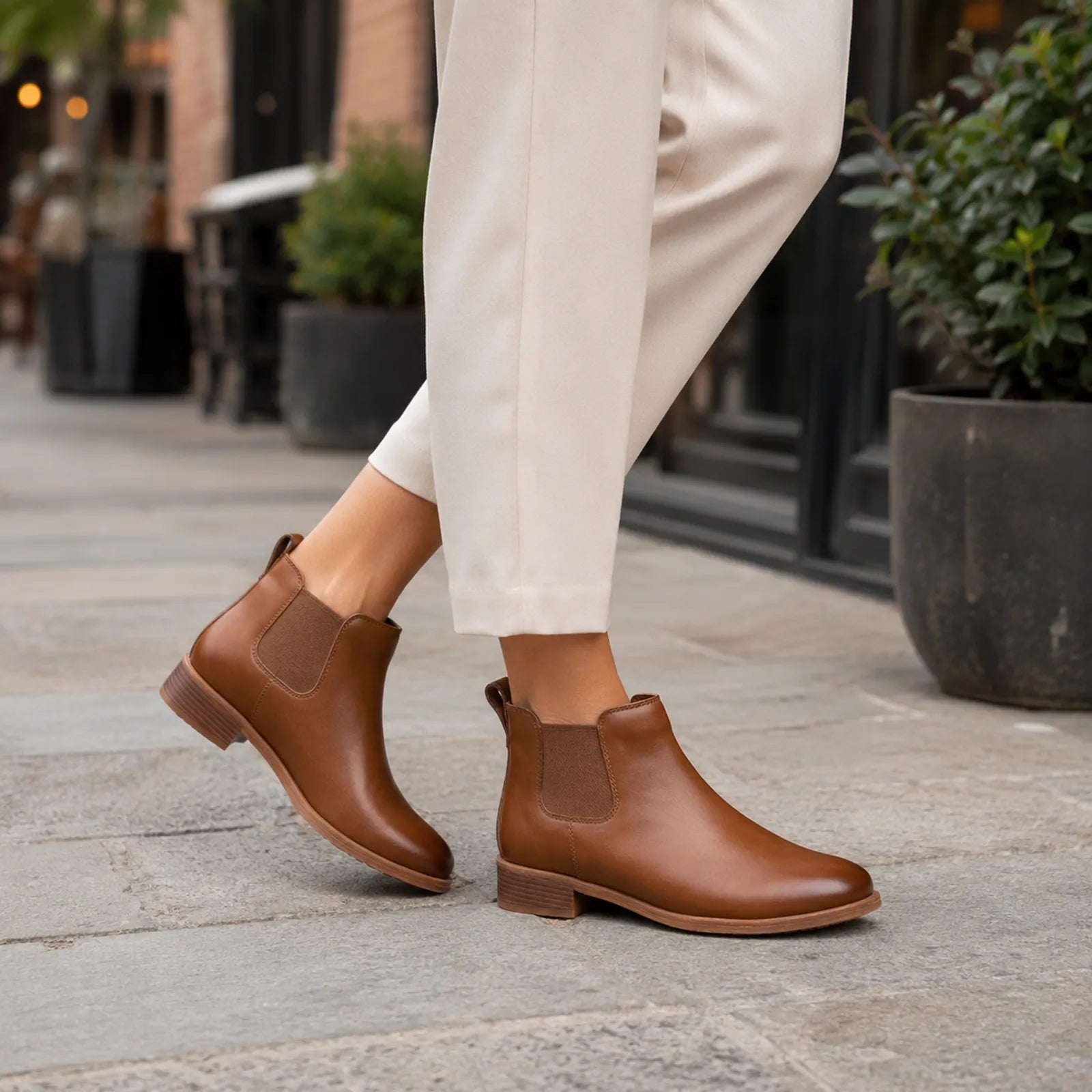 Women's brown leather Chelsea boots with elastic gore and stacked block heel