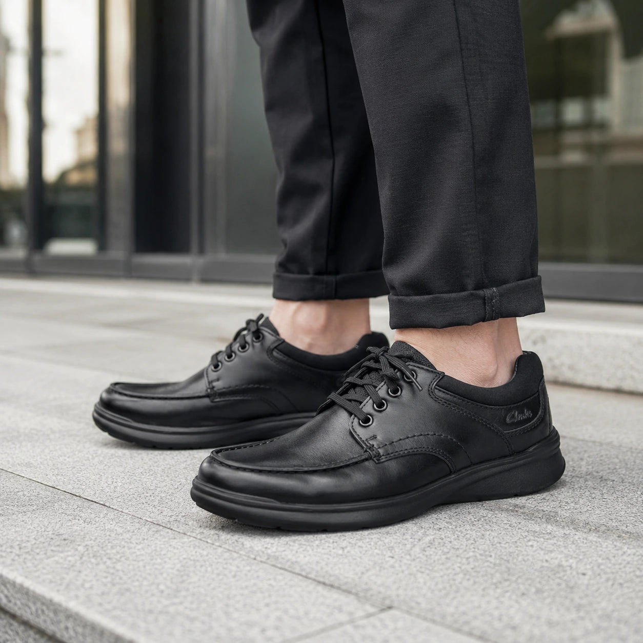 Men's lace-up business shoes in black leather with low-profile rubber sole