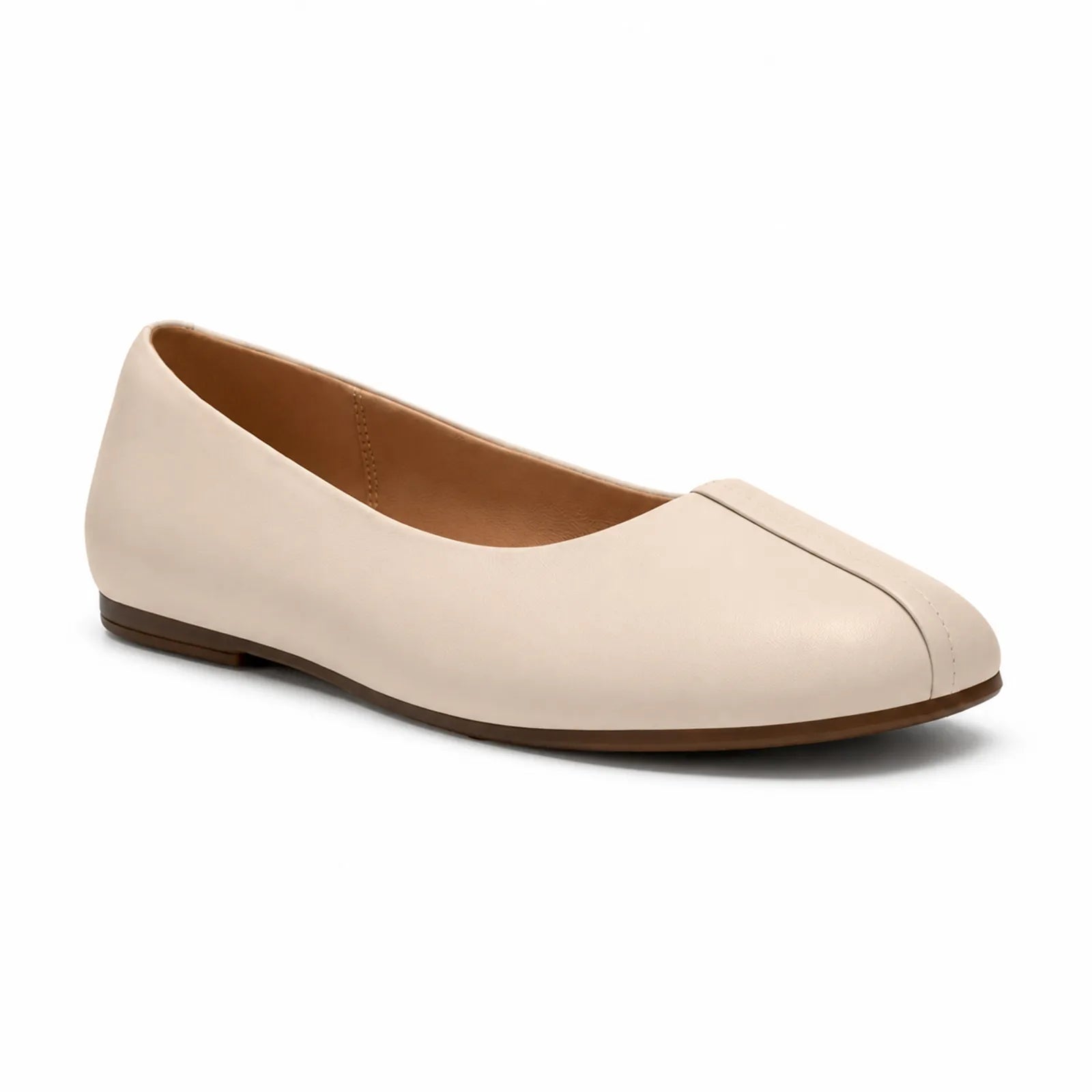 Cream leather slip-on pumps with rounded toe and low dark rubber outsole