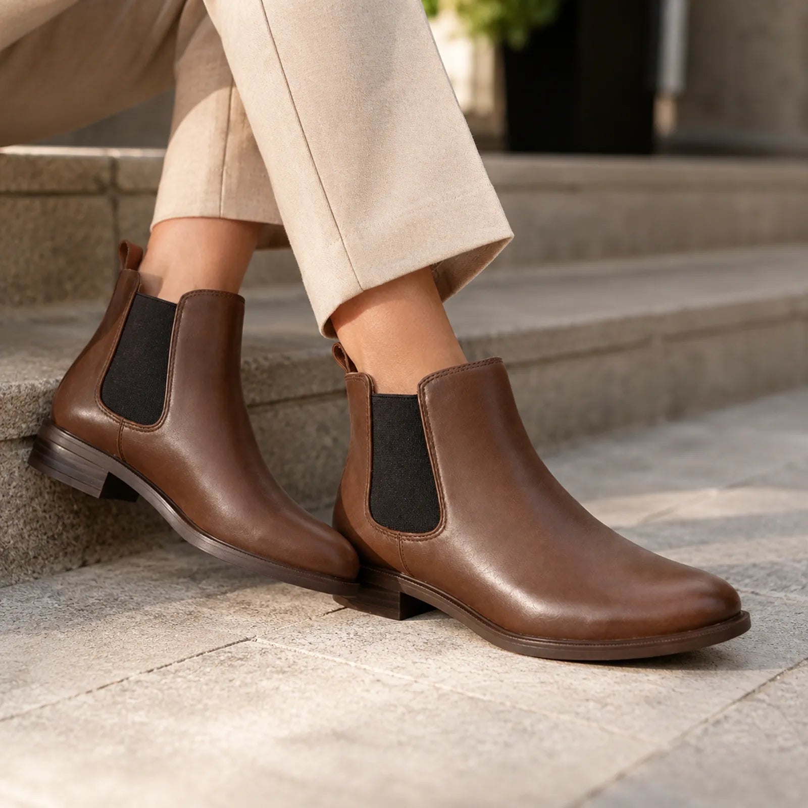 Women's brown leather Chelsea boots with elastic side gore and low block heel