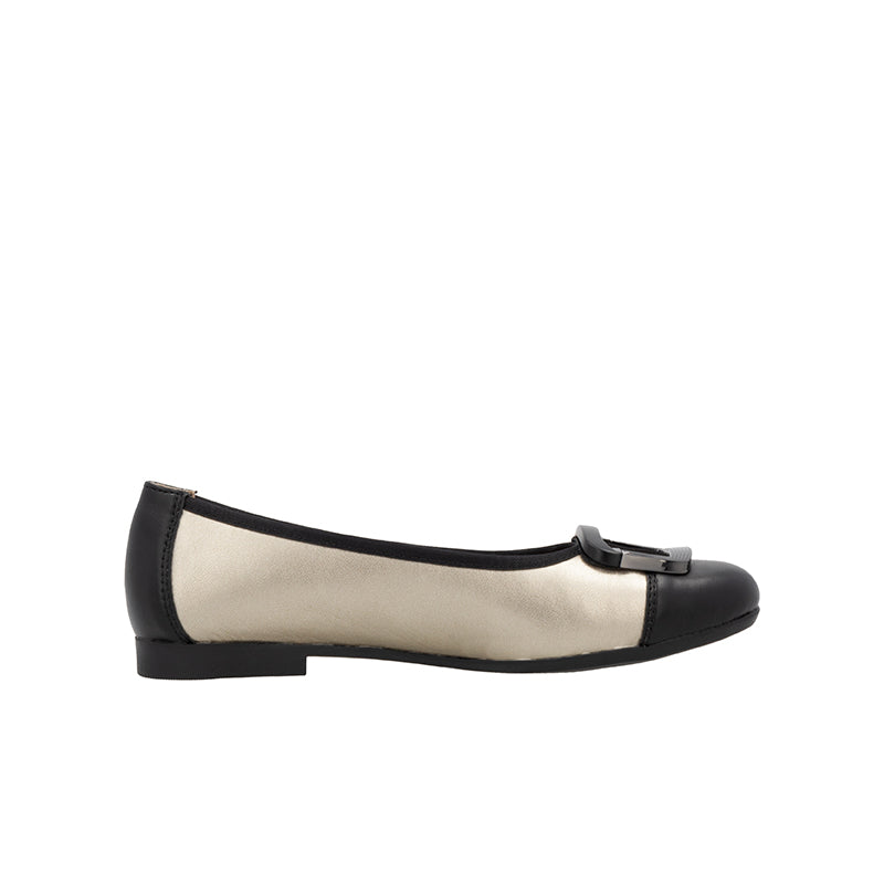 Women's cream and black flat pumps with strap buckle and rounded toe
