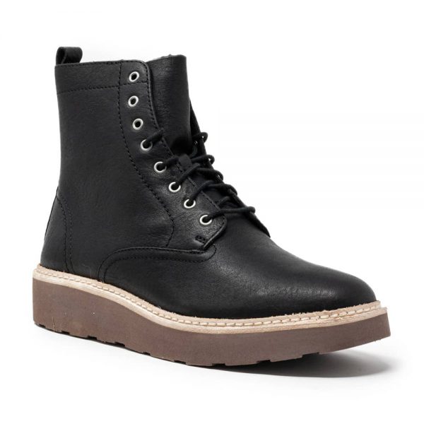 clarks trace pine boots black